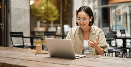 pageup_Woman_working_outside_of_cafe