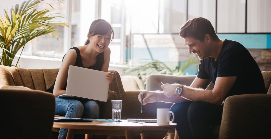 Woman-and-man-working-at-cafe